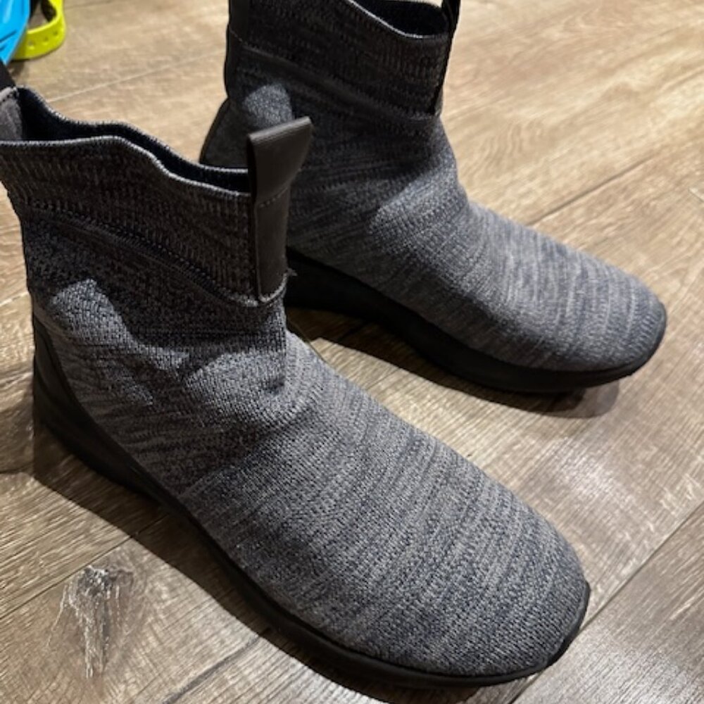Native boots size 9 mens
